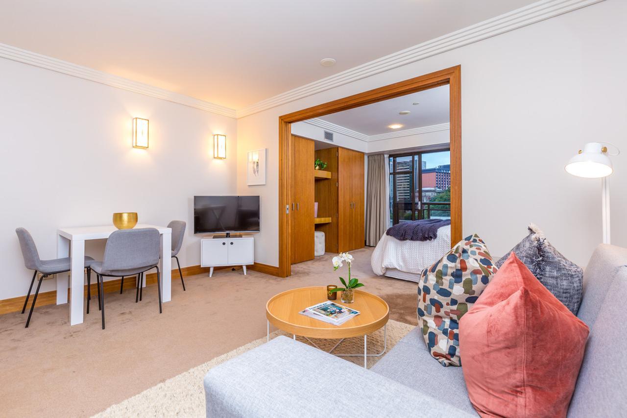 Stylish Central City Apartment With Pool And Gym Auckland Exterior photo