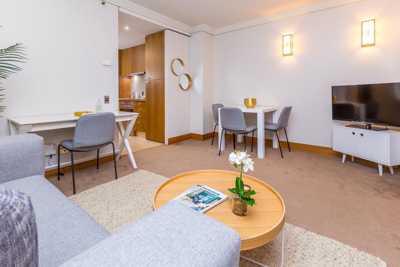 Stylish Central City Apartment With Pool And Gym Auckland Exterior photo