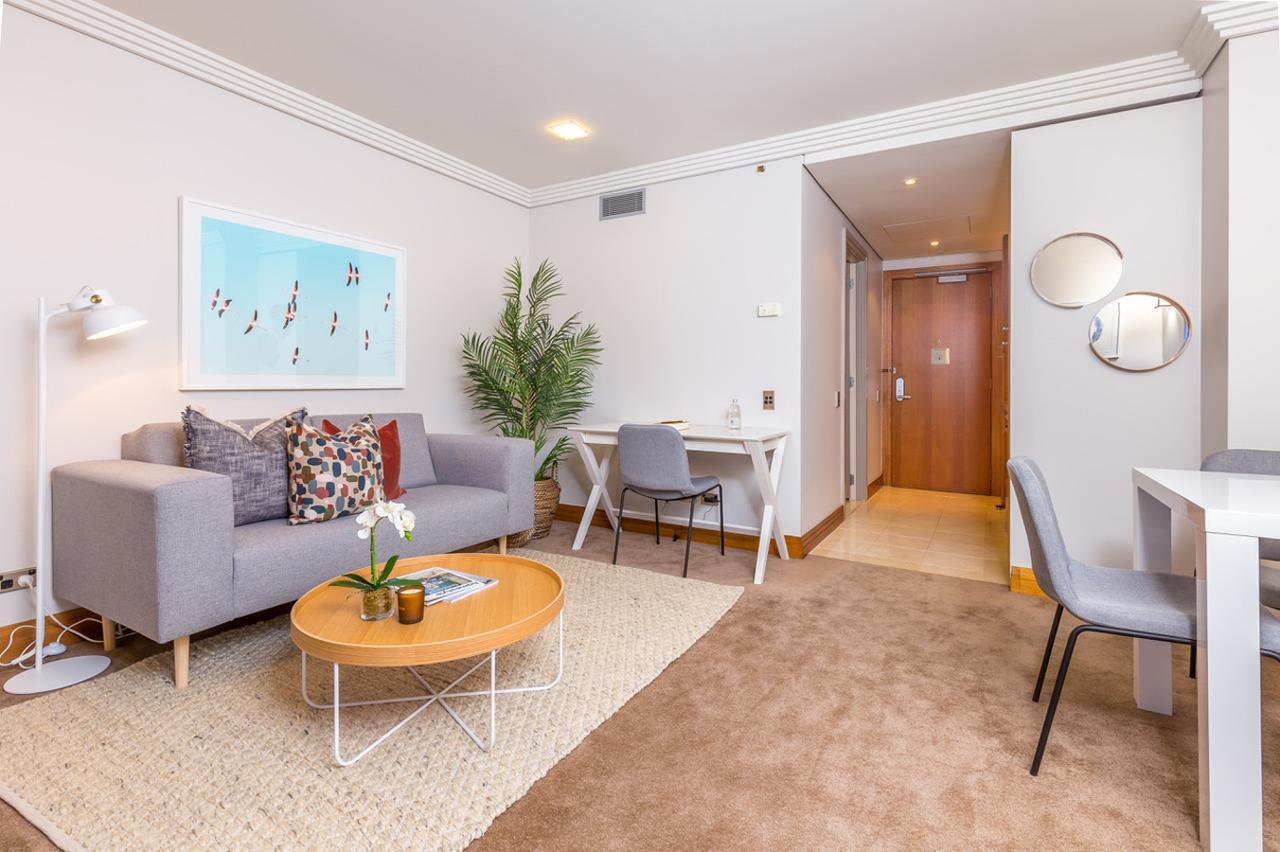 Stylish Central City Apartment With Pool And Gym Auckland Exterior photo