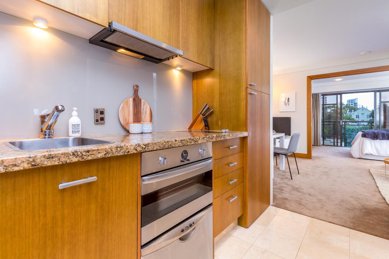 Stylish Central City Apartment With Pool And Gym Auckland Exterior photo