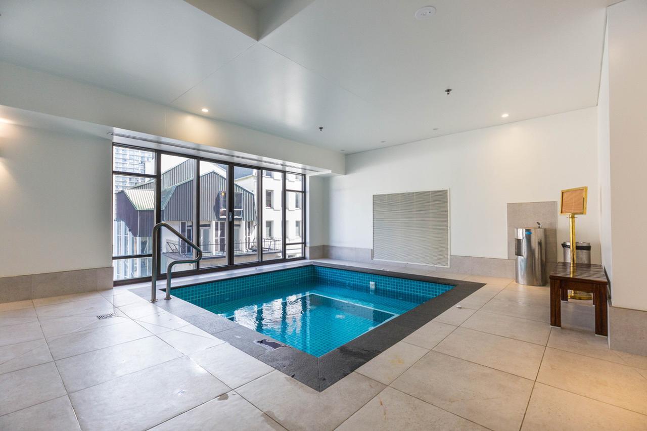Stylish Central City Apartment With Pool And Gym Auckland Exterior photo